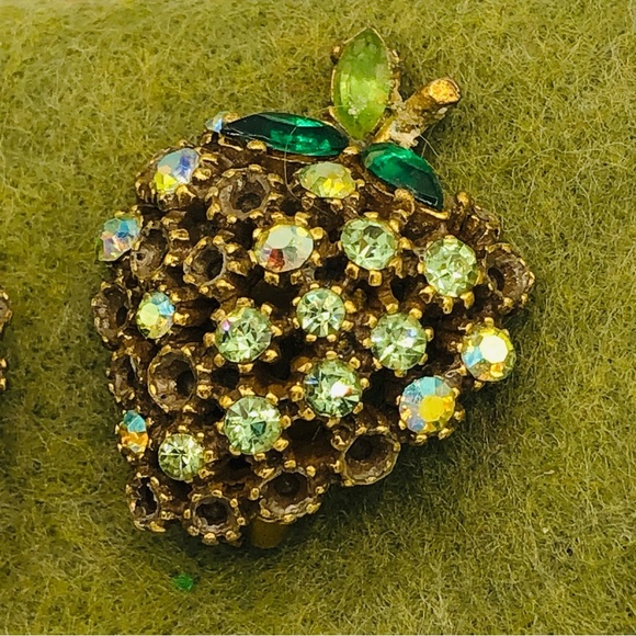 Vintage Clip on Earrings - Picture 3 of 6